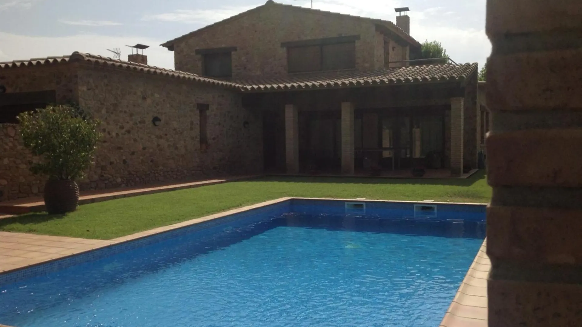 Villa In Peratallada With Private Pool contacts